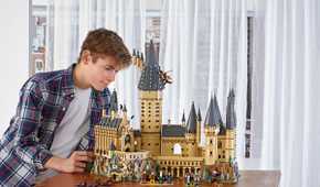1 Hogwarts Castle 71043 LEGO set lifestyle shot
