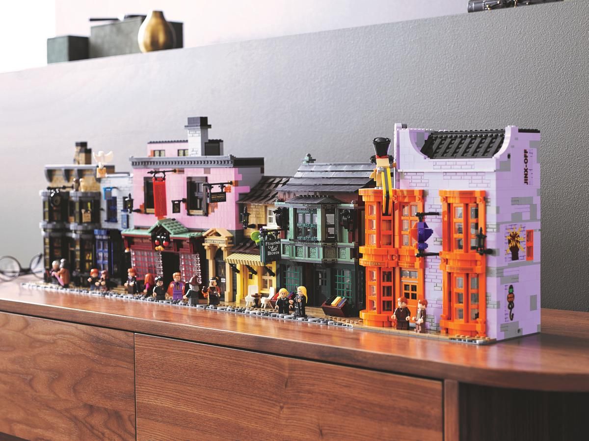 2 Diagon Alley 75978 LEGO set lifestyle shot