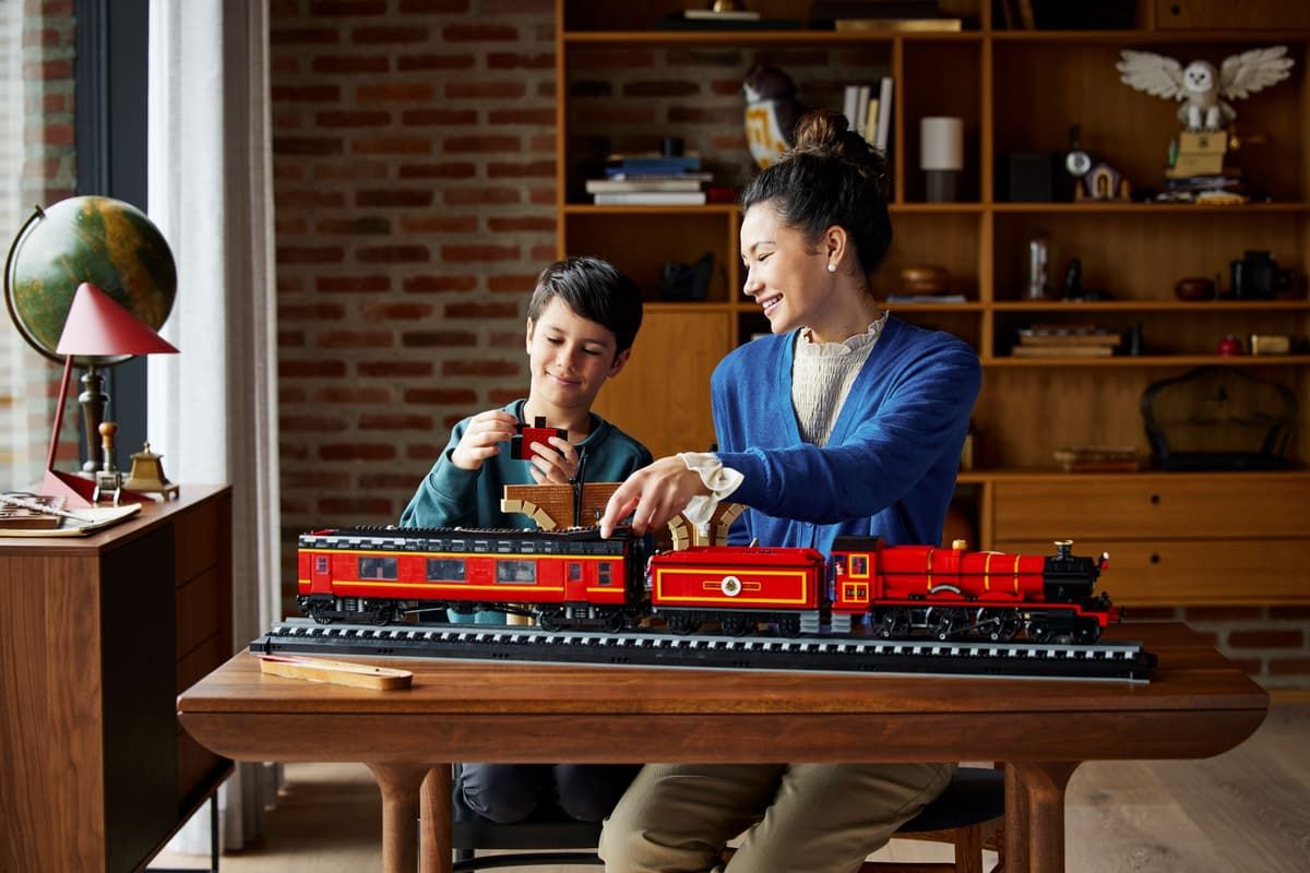 3 Hogwarts Express Collectors' Edition 76405 LEGO set lifestyle shot