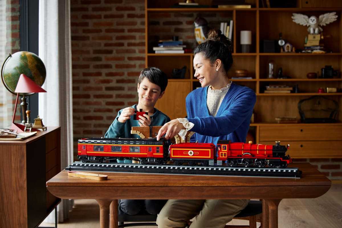 3 Hogwarts Express Collectors' Edition 76405 LEGO set lifestyle shot