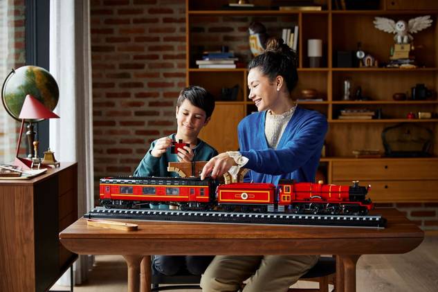 3 Hogwarts Express Collectors' Edition 76405 LEGO set lifestyle shot