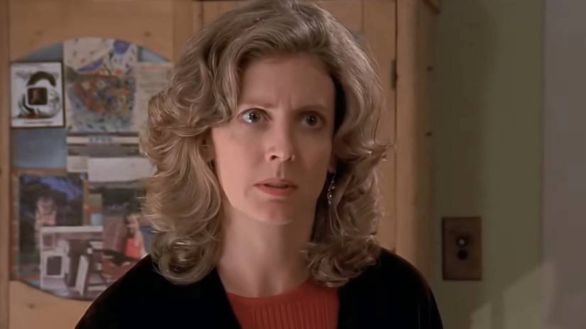 Joyce Summers looks concerned in Buffy the Vampire Slayer 