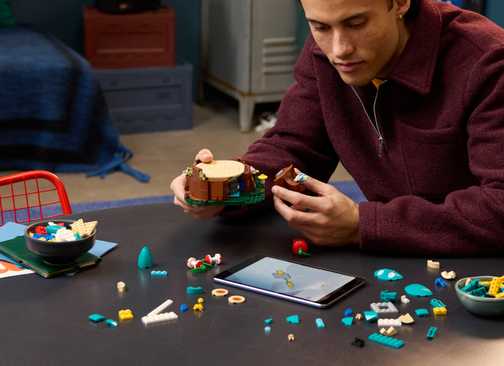 LEGO Pokemon Munchlax being built