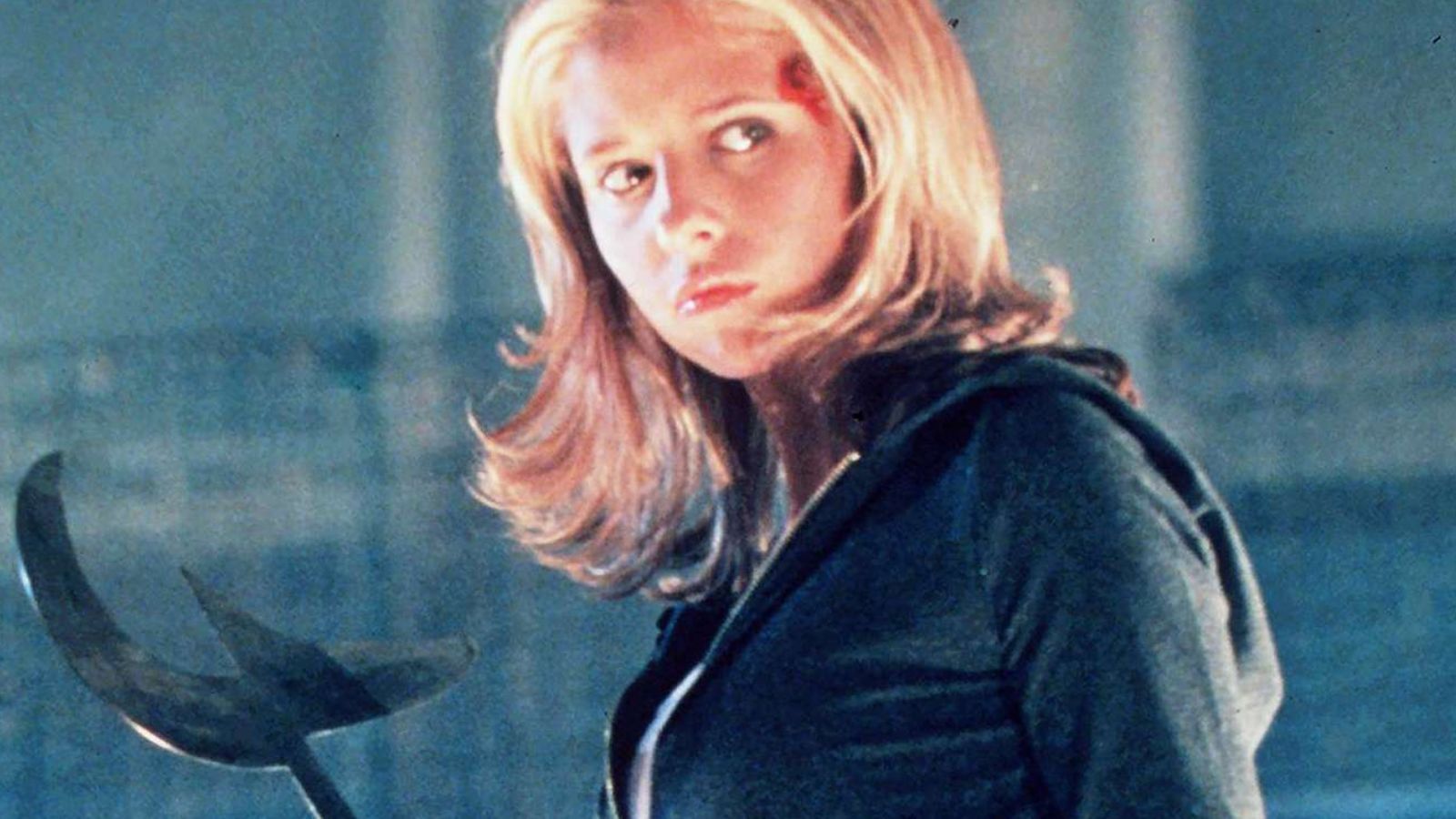 Buffy wields the hunga munga in Buffy the Vampire Slayer Season 3
