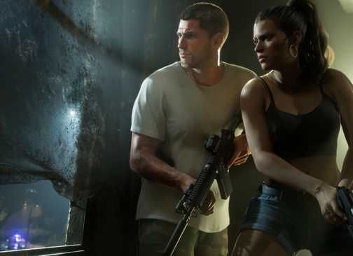 Cara GTA 6 Menangani Uang yang Seharusnya Ditiru Game Open-World Lain 20 gta 6 co-protagonists jason and lucia equipped with guns and preparing to ambush enemies.