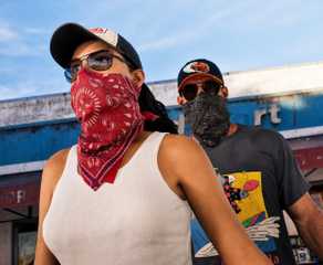 Rockstar Resmi Konfirmasi Detail Penting Cerita GTA 6 10 Jason and Lucia walking out of robbing a convenience store in GTA 6