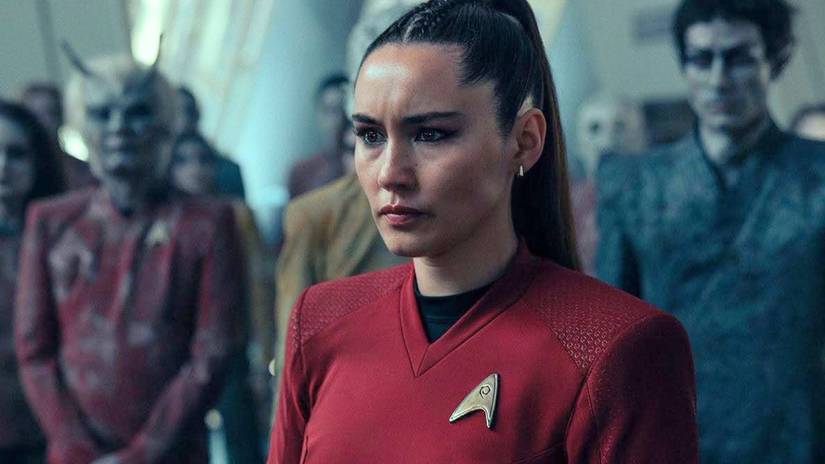 Star Trek: Strange New Worlds Resmi Pecahkan Salah Satu Retcon Terbesar TOS 5 La'an Noonien-Singh looks concerned while surrounded by zombies in Star Trek: Strange New Worlds