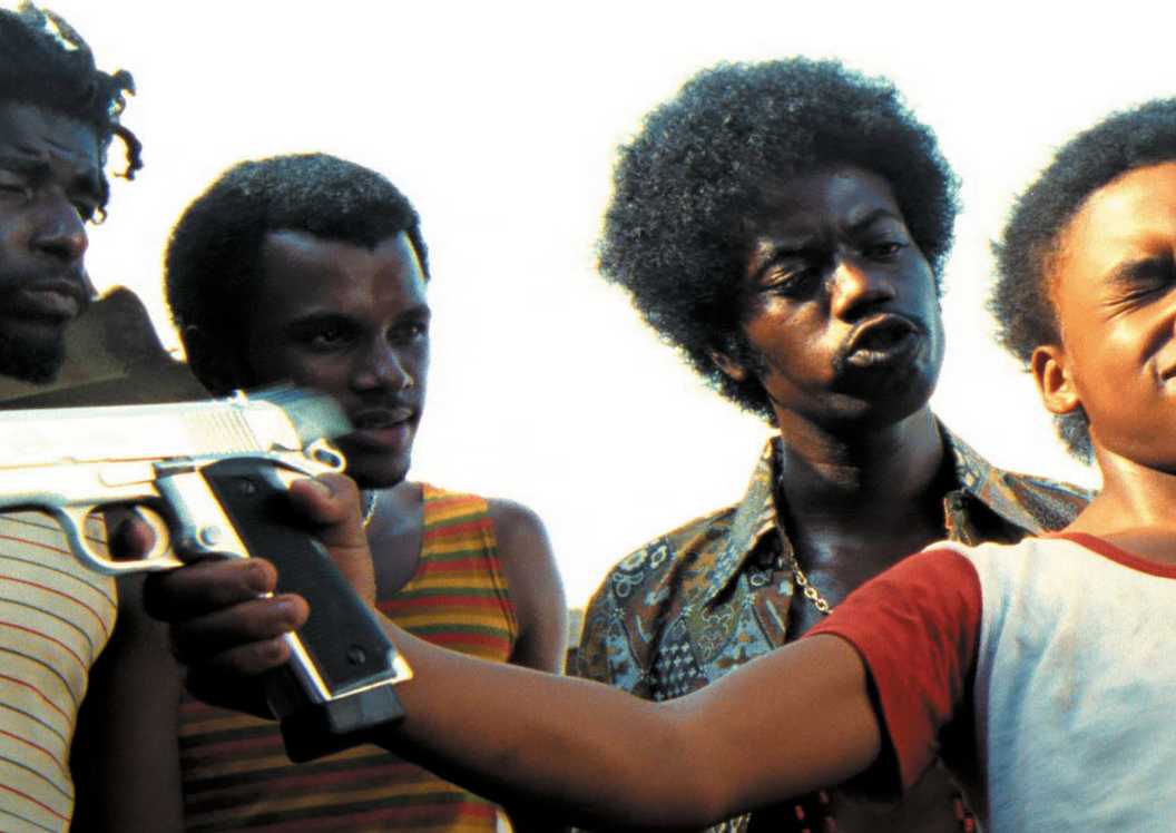 7 Thriller R-Rated Terbaik Sepanjang Masa, Peringkat Teratas 10 The characters in City of God with one boy holding a gun