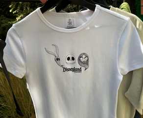 Review Disneyland Halloween Time 2026: Kuliner, Merchandise, dan Lainnya 19 haunted mansion shirt