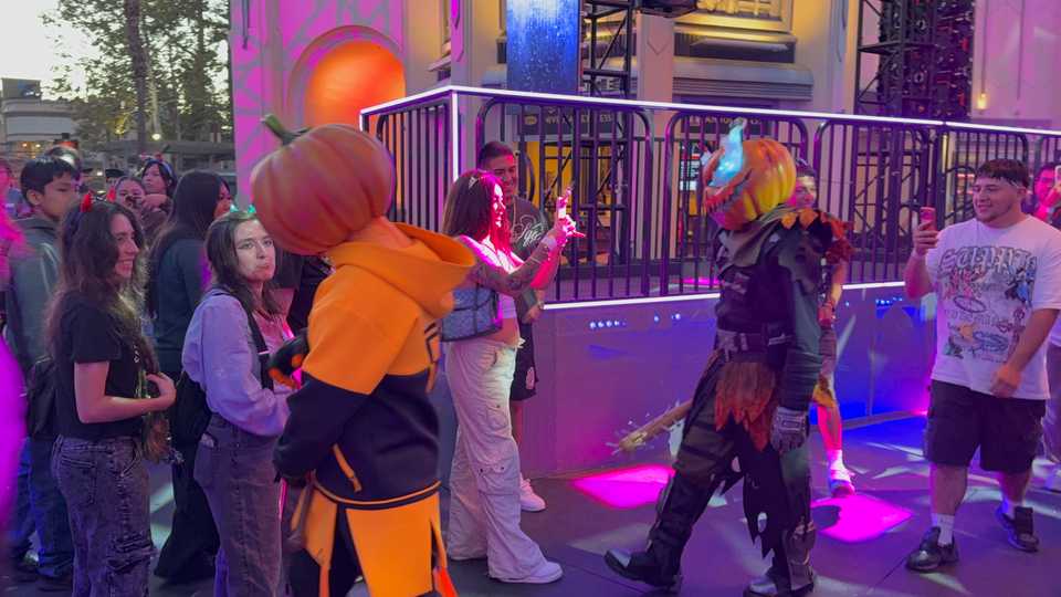 hhn 2026 - fortnite pumpkin walking around
