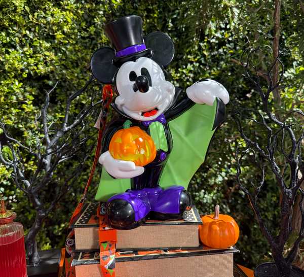 Review Disneyland Halloween Time 2026: Kuliner, Merchandise, dan Lainnya 13 mickey halloween popcorn bucket