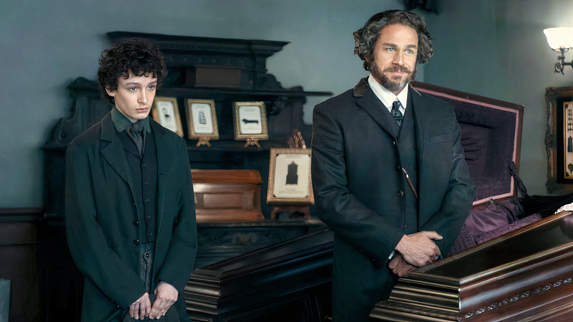 Charlie Hunam as Andrew Borden standing next to his assistant in Monster Season 4
