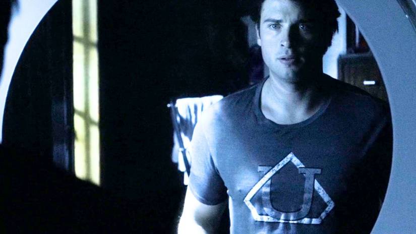 Clark Kent wears a t-shirt with Ultraman's symbol on it in Smallville