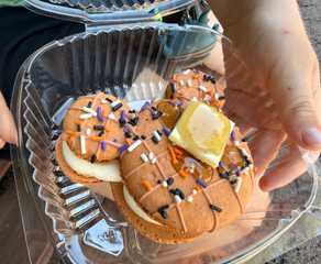 Review Disneyland Halloween Time 2026: Kuliner, Merchandise, dan Lainnya 14 waffle macaron disneyland