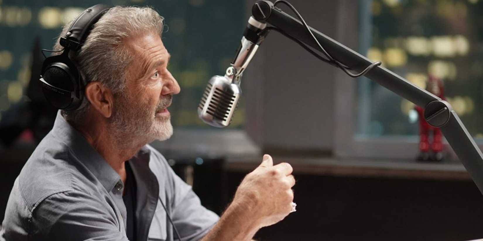 Elvis on the radio microphone in On the Line