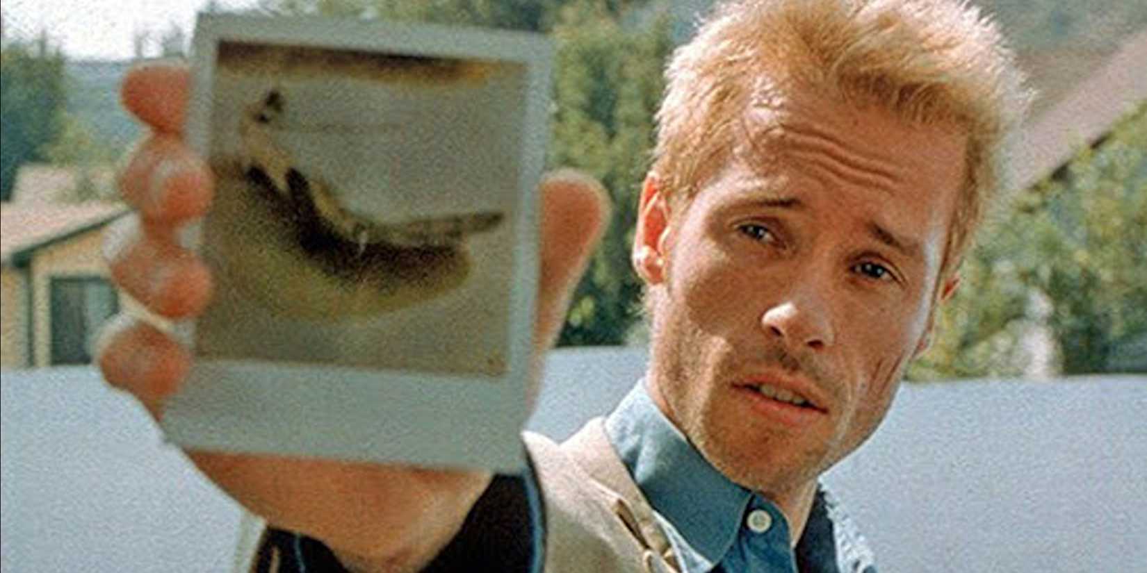 Guy Pearce holding up a polaroid in Memento