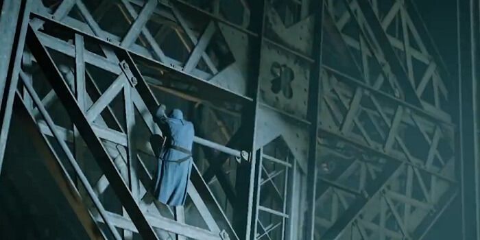 Assassin's Creed Unity - Arno scaling Eiffel Tower
