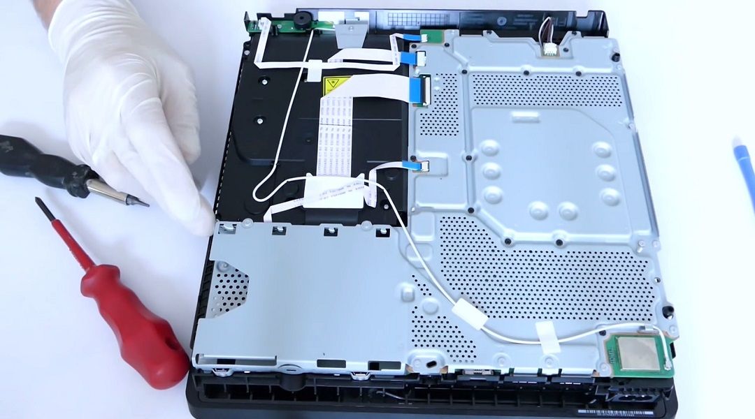 Check Out the Insides of the PlayStation 4 Slim - PS4 Slim teardown video