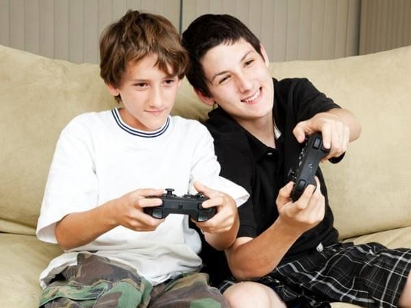 Game Ranter Banter: Halo 5 vs. Couch Multiplayer - Kids Playing Video Games