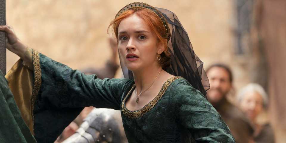 alicent-hightower-olivia-cooke-in-a-green-dress-in-house-of-the-dragon-season-2.jpg