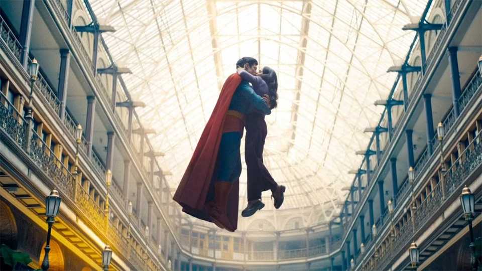 clark-in-costume-and-lois-kissing-in-superman-video.jpg