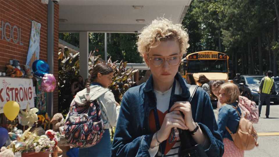 julia-garner-walking-outside-the-school-in-weapons-video.jpg