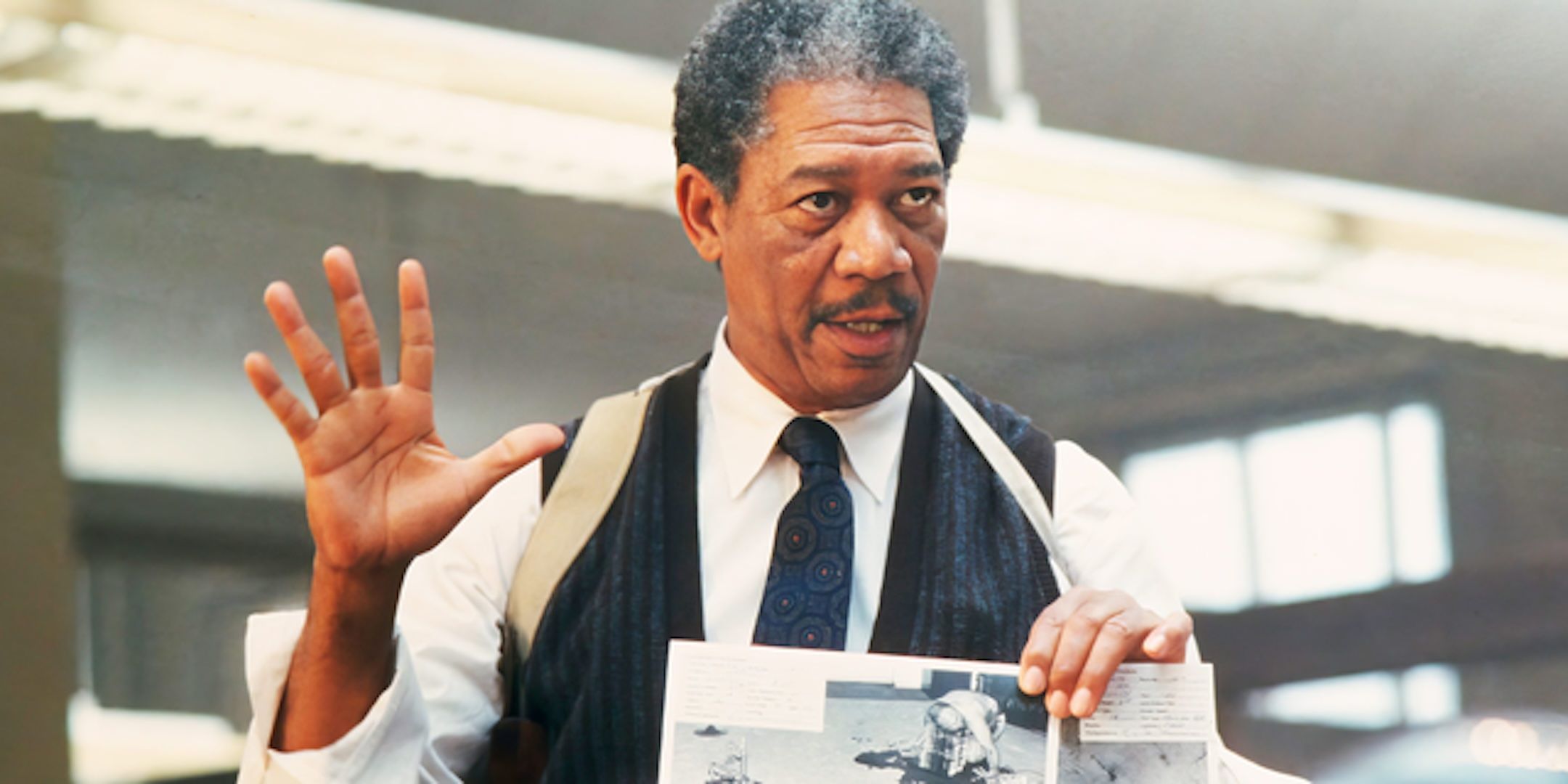 Morgan Freeman's William Somerset talking in the police station in Se7en