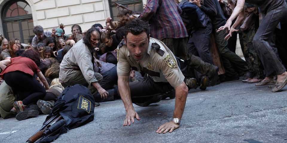 rick-being-attacked-by-a-horde-in-the-walking-dead-pilot.jpg