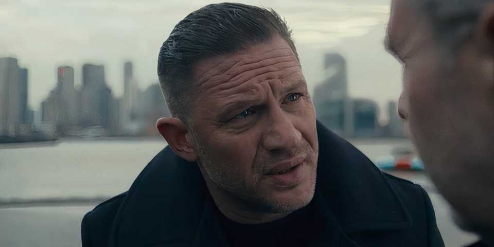 tom-hardy-as-harry-speaking-to-someone-seriously-in-mobland-season-1-episode-10.jpg