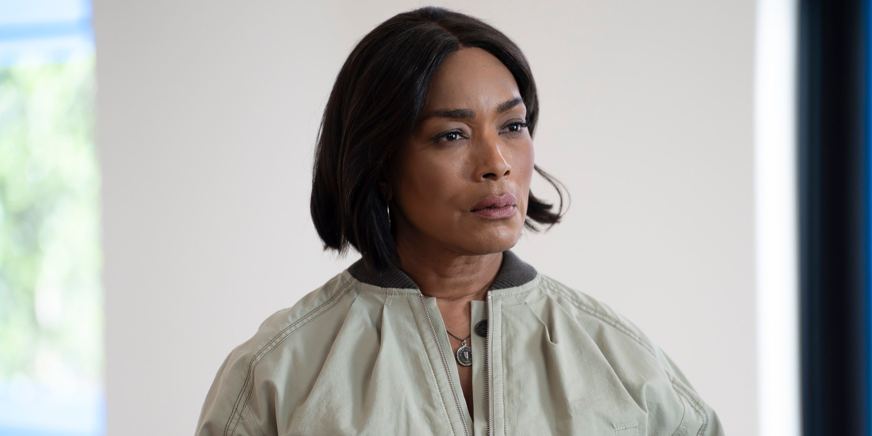 angela-bassett-as-athena-grant-in-9-1-1.jpg