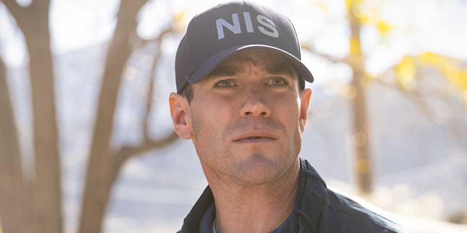 austin-stowell-looking-surprised-as-gibbs-in-ncis-origins.jpg