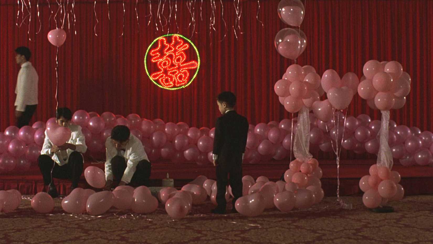 A still of characters surrounded by balloons in Yi-Yi