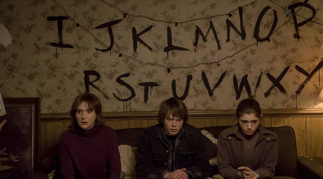 Stranger Things PS4 Game Announced for PSVR - Stranger Things Joyce Jonathan Nancy christmas lights