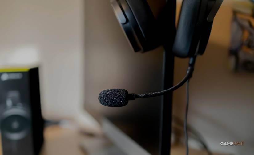 Corsair Virtuoso Pro close up of microphone