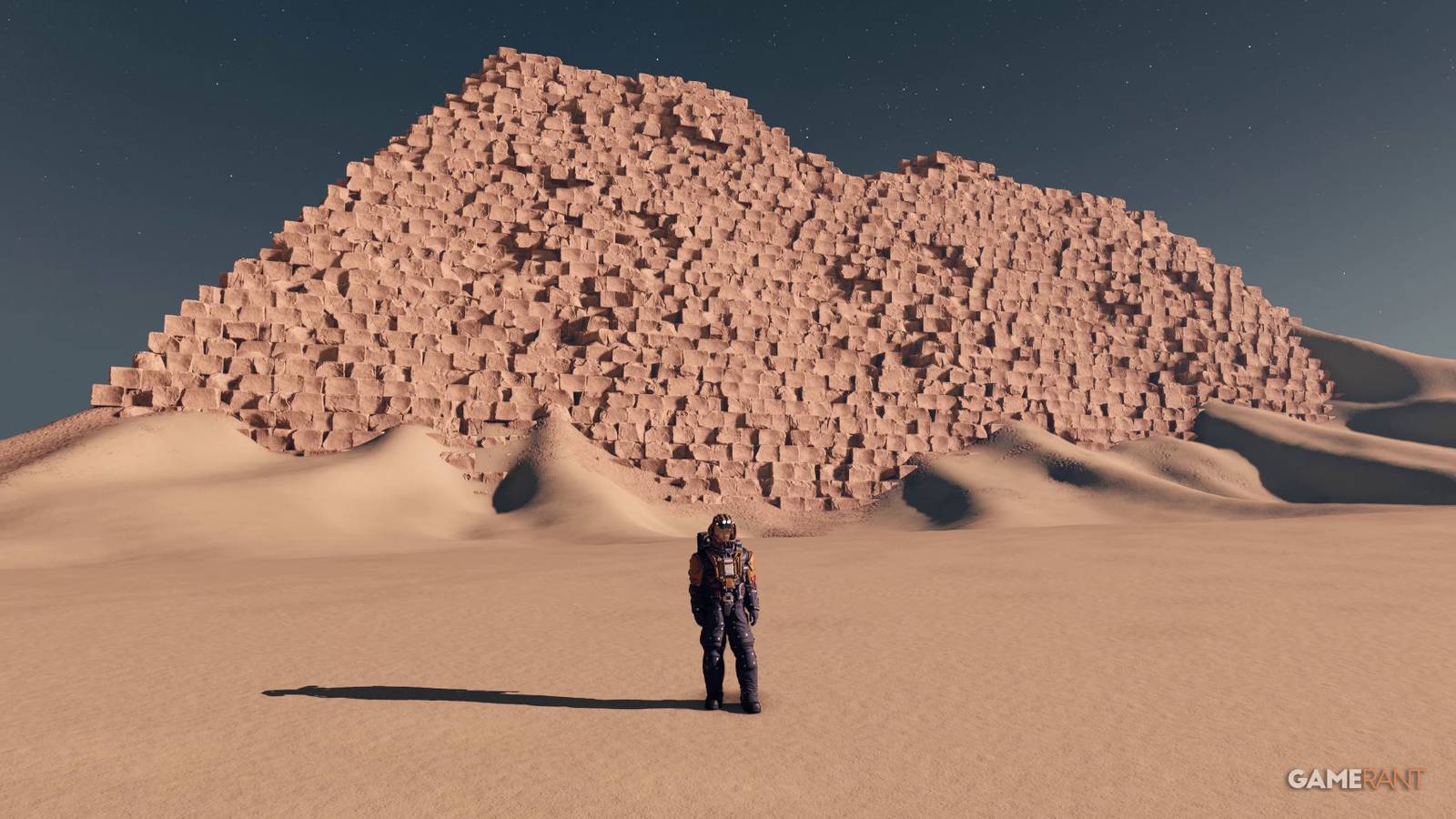 The playable character standing in front of one of the pyramids at the Cairo Landmark in Starfield