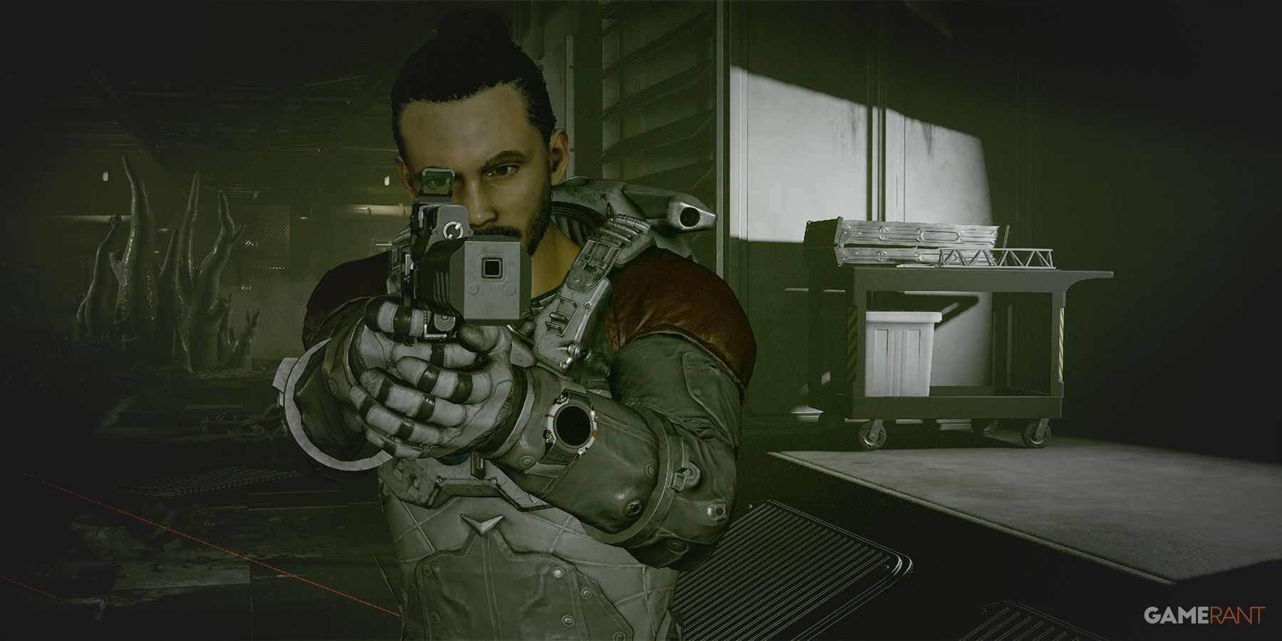 Protagonista de Starfield con traje Constellation apuntando con una pistola silenciada en primer plano medio