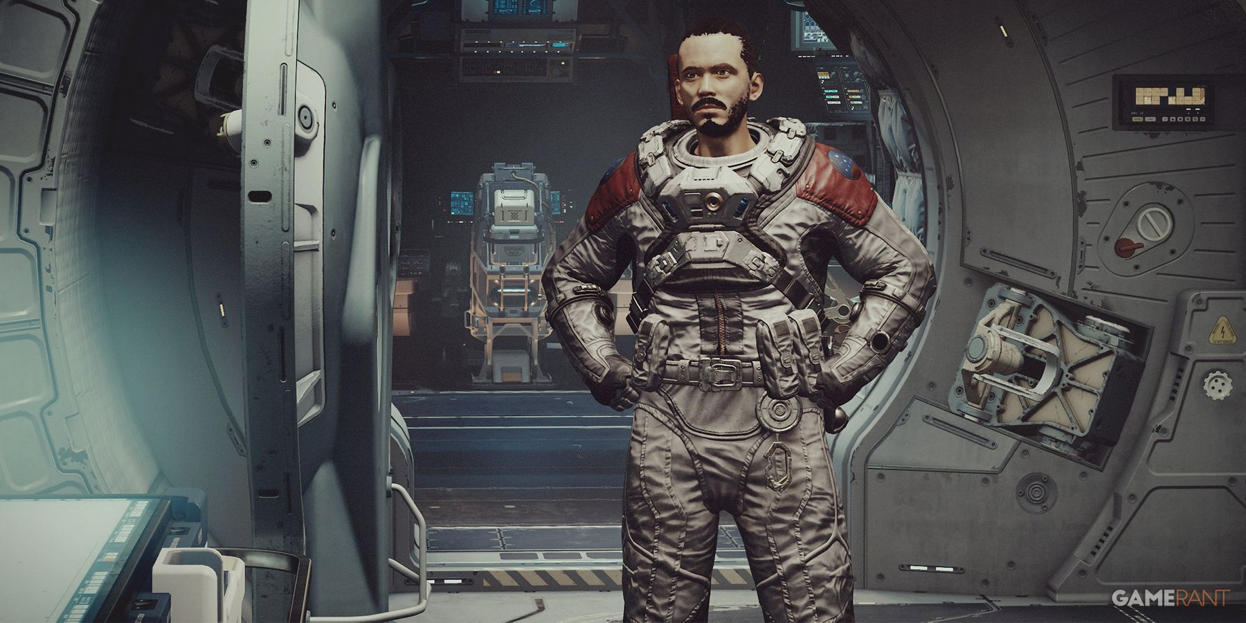 Protagonista de Starfield em um traje espacial com as mãos nos quadris dentro da nave