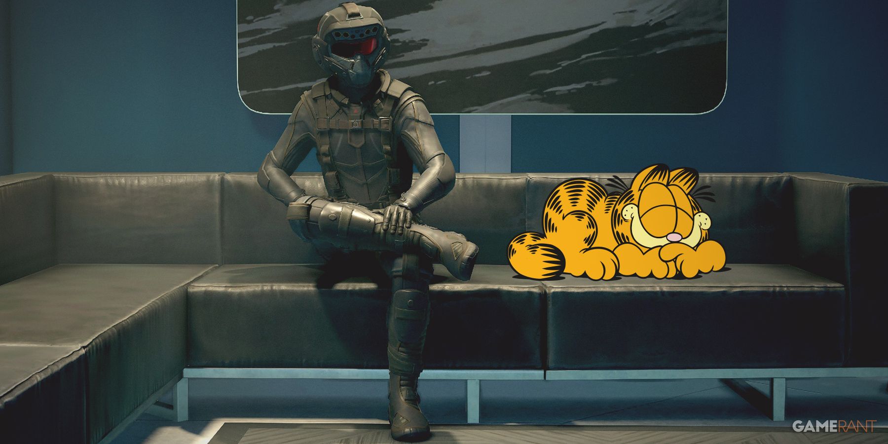 Protagonista de Starfield sentado en el sofá con traje operativo junto a Garfield