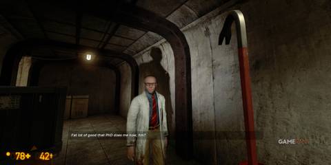 Gordon Freeman interacting with a fellow sceintist in Black Mesa