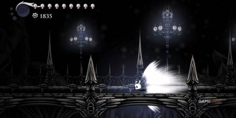 Hollow Knight: 10 Tips To Make The Game Easier The knight using the super dash ability 