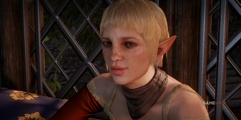 Sera smiles in her room in Skyhold