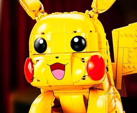 Uma imagem composta apresentando um close de um Pikachu sorridente do set LEGO Pokemon 72152 chamado Pikachu e Poké Bola.