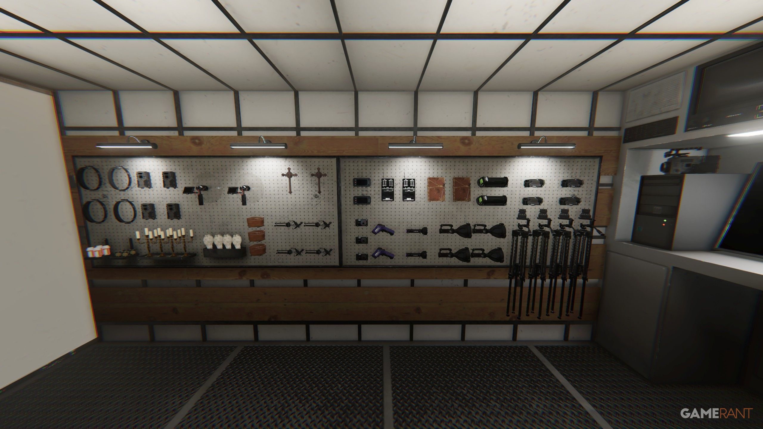 Phasmophobia Loadouts: Best Gear for Small, Medium & Large Maps